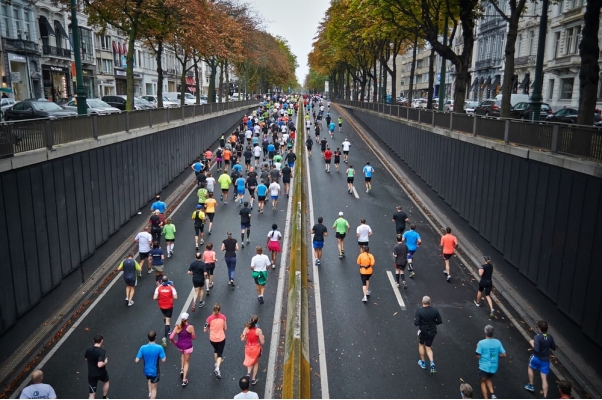 people running a marathon.