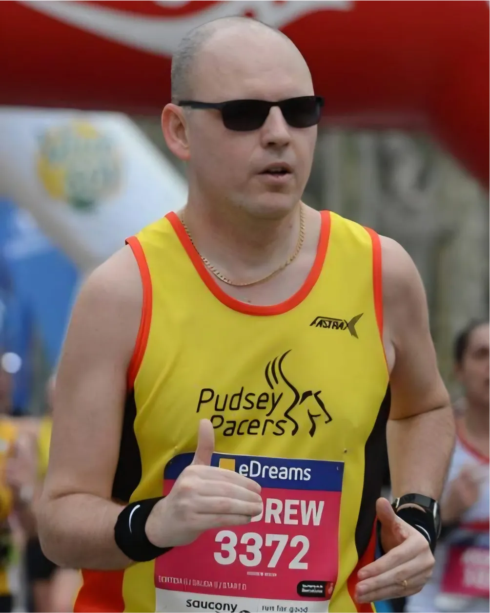 Pudsey Pacers runner wearing sunglasses during a road race
